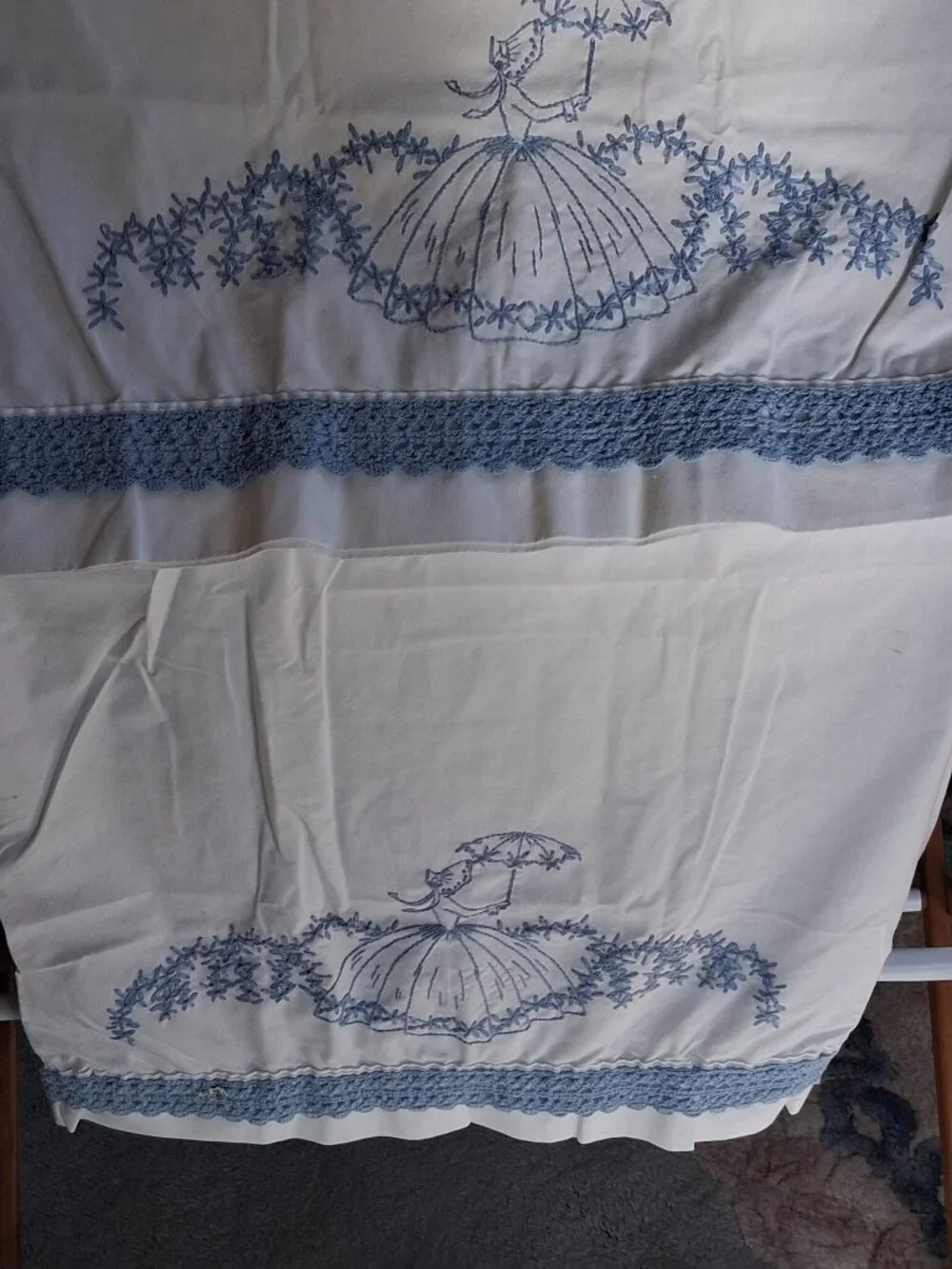 Vintage Hand‑Embroidered Southern Belle Pillowcase Set (4) Crochet Trim - Picture 3 of 11